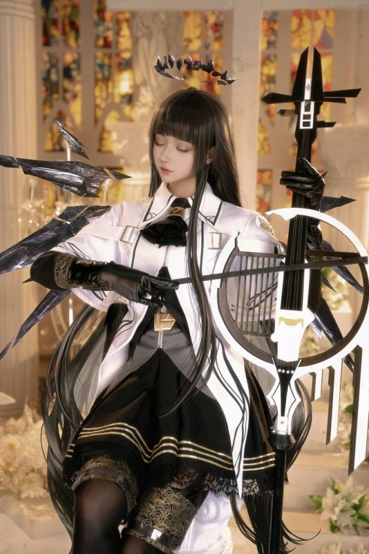 羽生三未神级还原《明日方舟》阿尔图罗，优雅术士引爆视觉盛宴！-cos图咖