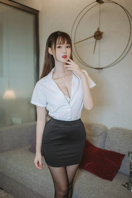 图片[2]-办公室女神降临！羽生三未OL女郎COS演绎都市时尚风暴-cos图咖