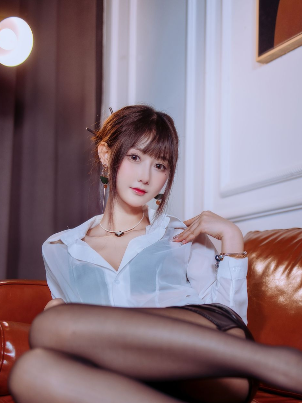 办公室女神降临！羽生三未半透皮裙OL造型引爆视觉盛宴-cos图咖