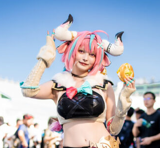 甜度爆表!Suzuran神还原《原神》瓦雷莎,FF45漫展掀起治愈系风暴-cos图咖