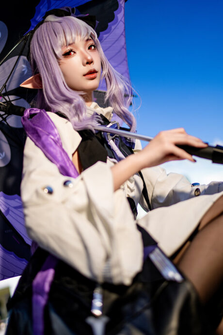 图片[1]-四巫日モミ神级还原《绝区零》薇薇安，优雅执伞引爆FF45全场热潮-cos图咖