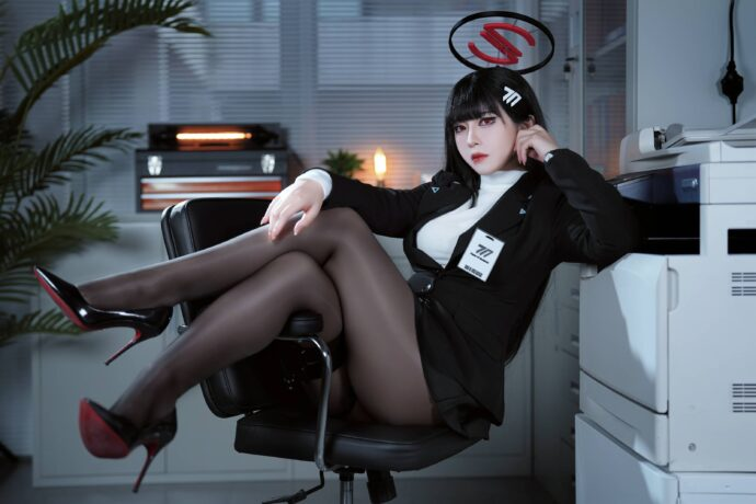 会长气场制霸!半半子神还原《碧蓝档案》调月莉音,冷酷魅力引爆全场-cos图咖