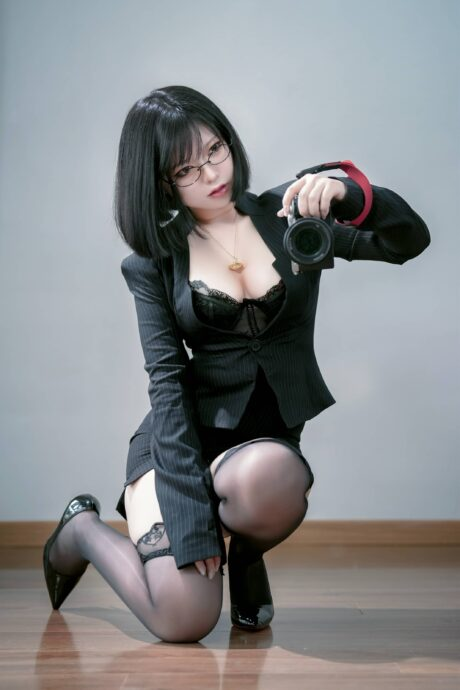 图片[2]-办公室女神降临！半半子神级演绎上司OL，职场性感风引爆全网-cos图咖