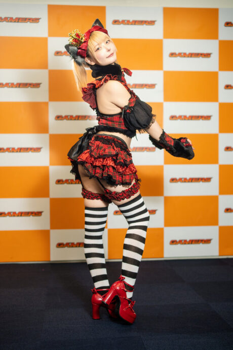 图片[3]-致命萌力觉醒！秋叶原红色格纹猫耳女仆COS引爆宅文化新浪潮-cos图咖