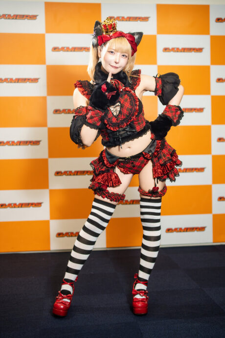 图片[2]-致命萌力觉醒！秋叶原红色格纹猫耳女仆COS引爆宅文化新浪潮-cos图咖