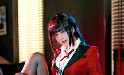 危险美学巅峰!BANBANKO半半子化身蛇喰梦子,赌徒之魂在红蓝光影中狂舞-cos图咖