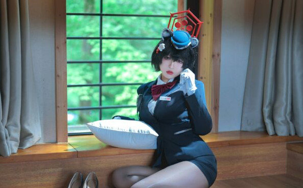 睡意朦胧的向导诗篇:BANBANKO半半子诠释《蔚蓝档案》春日椿的梦幻反差-cos图咖