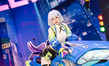 极速魅影:Sylwia_Yip化身《追逐卡蕾多》娜娜,引爆东京电玩展!-cos图咖