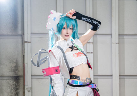 极速未来！NanaPink赛车初音COS引爆池袋万圣夜-cos图咖