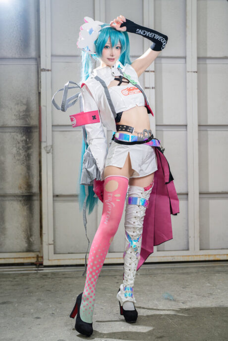 图片[1]-极速未来！NanaPink赛车初音COS引爆池袋万圣夜-cos图咖