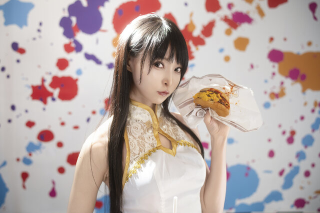 格斗女王破次元!Mayuron化身春丽,引爆街头汉堡跨界风暴-cos图咖