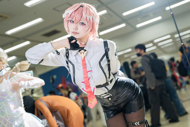 夜雨中的提线人偶：青野悠悠以绝对掌控力唤醒鹰岭露依次元神韵-cos图咖