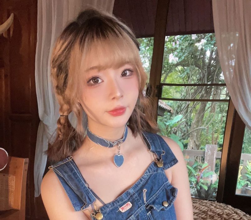 温柔的不对称法则：yuuhui玉汇演绎背带裤妹妹的生活感-cos图咖