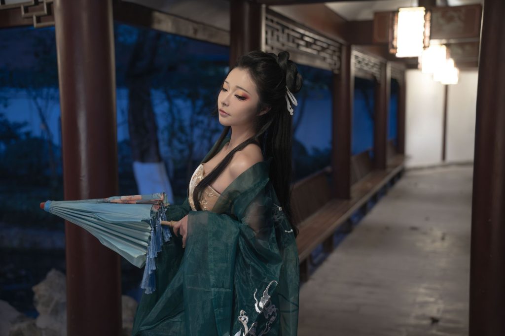 图片[1]-灯笼夜色下的锋芒：yuuhui玉汇柳如烟演绎东方克制美学-cos图咖