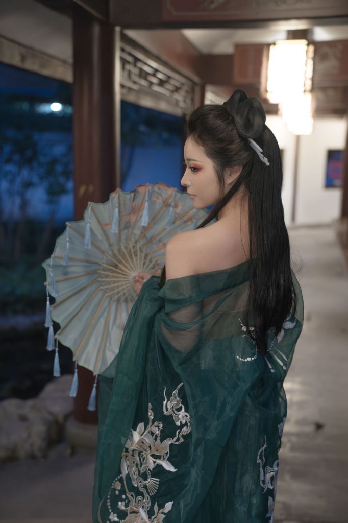 图片[3]-灯笼夜色下的锋芒：yuuhui玉汇柳如烟演绎东方克制美学-cos图咖