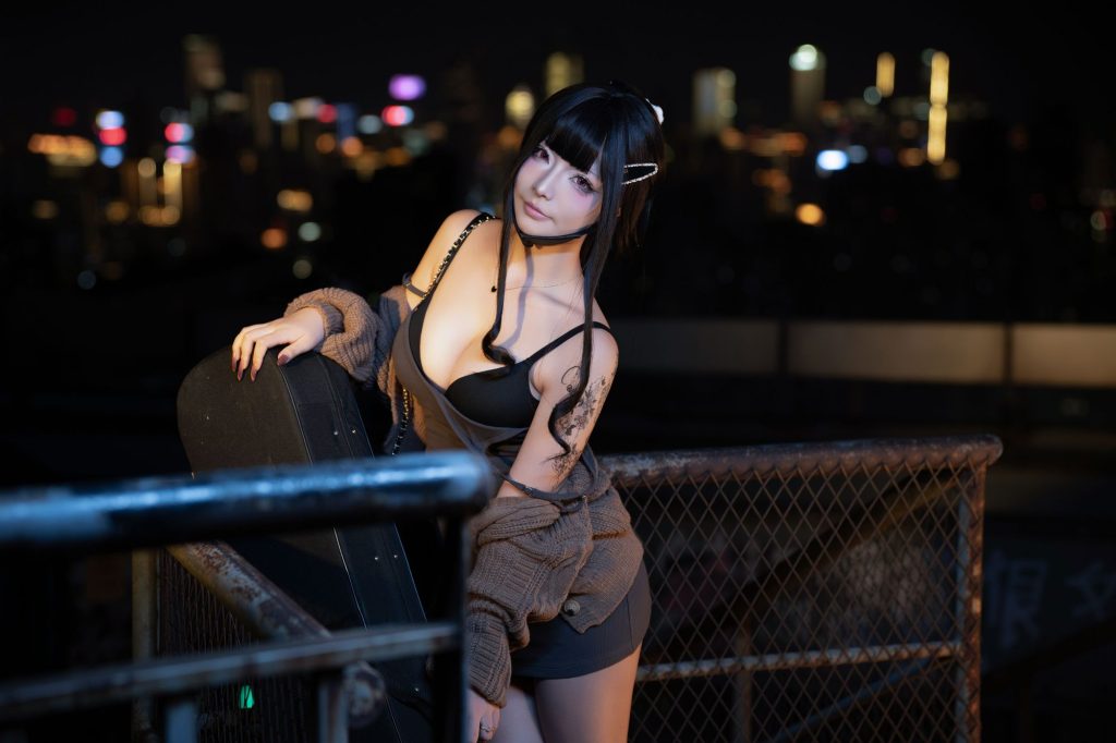 图片[1]-城市天台的战术玫瑰：yuuhui玉汇演绎D·杀手妻子的冷艳锋芒-cos图咖