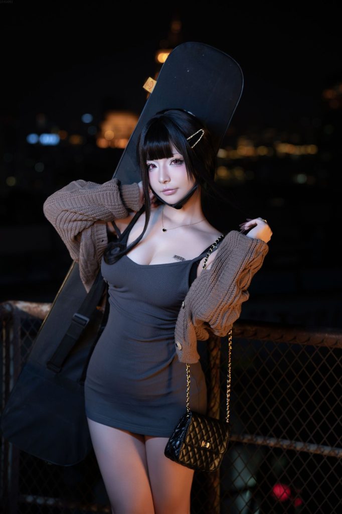 图片[2]-城市天台的战术玫瑰：yuuhui玉汇演绎D·杀手妻子的冷艳锋芒-cos图咖