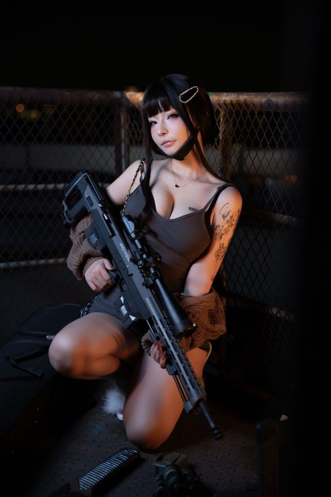 图片[3]-城市天台的战术玫瑰：yuuhui玉汇演绎D·杀手妻子的冷艳锋芒-cos图咖