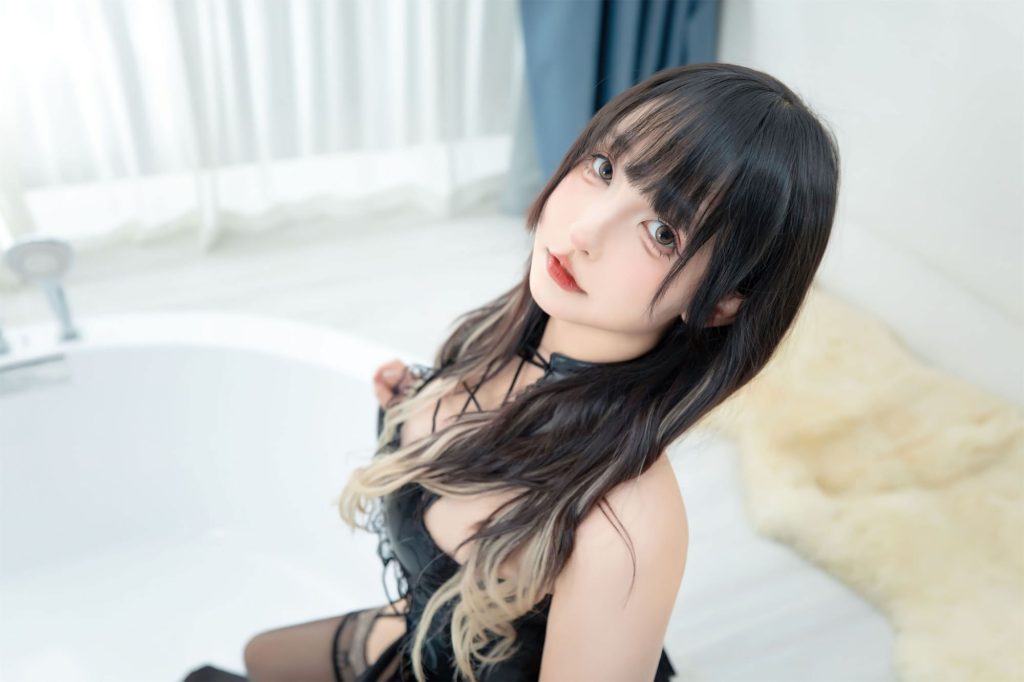 图片[1]-黑与白的对话：神楽坂真冬绝命吊带的冷艳美学-cos图咖