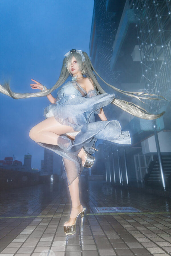 图片[4]-雨幕霓裳：Hiyokko化身灰姑娘，于池袋夜雨中翩然起舞-cos图咖