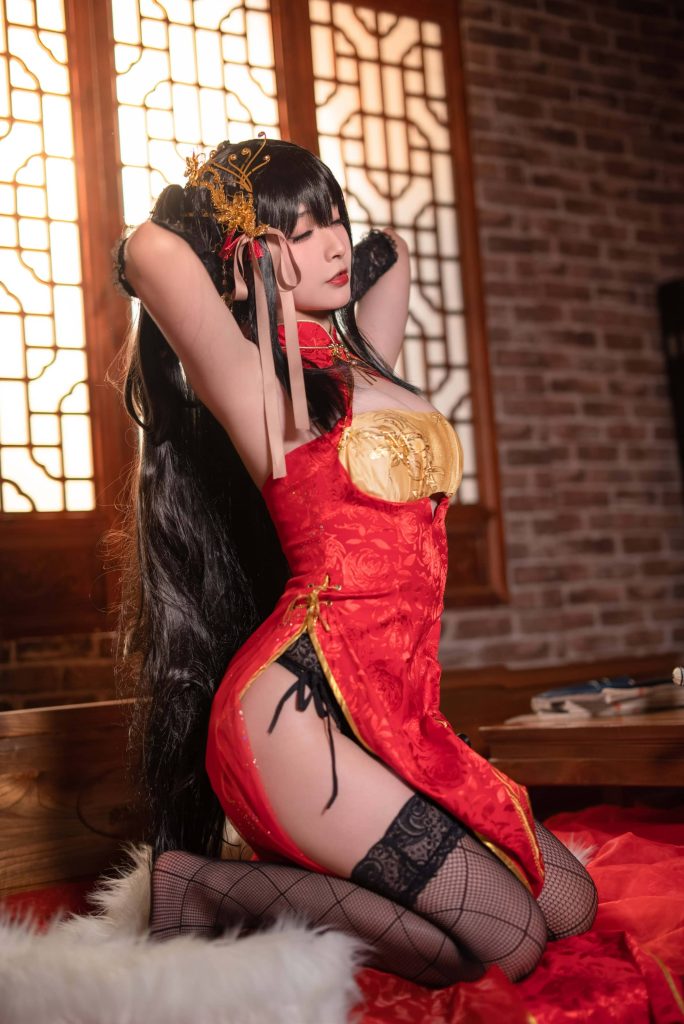 图片[2]-红金锁定的温柔危险：yuuhui玉汇演绎大凤旗袍的东方张力-cos图咖