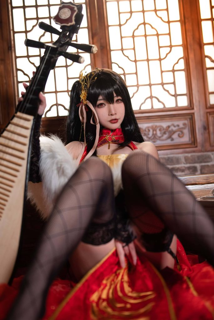 图片[3]-红金锁定的温柔危险：yuuhui玉汇演绎大凤旗袍的东方张力-cos图咖