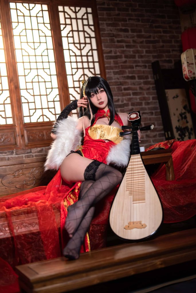 图片[4]-红金锁定的温柔危险：yuuhui玉汇演绎大凤旗袍的东方张力-cos图咖