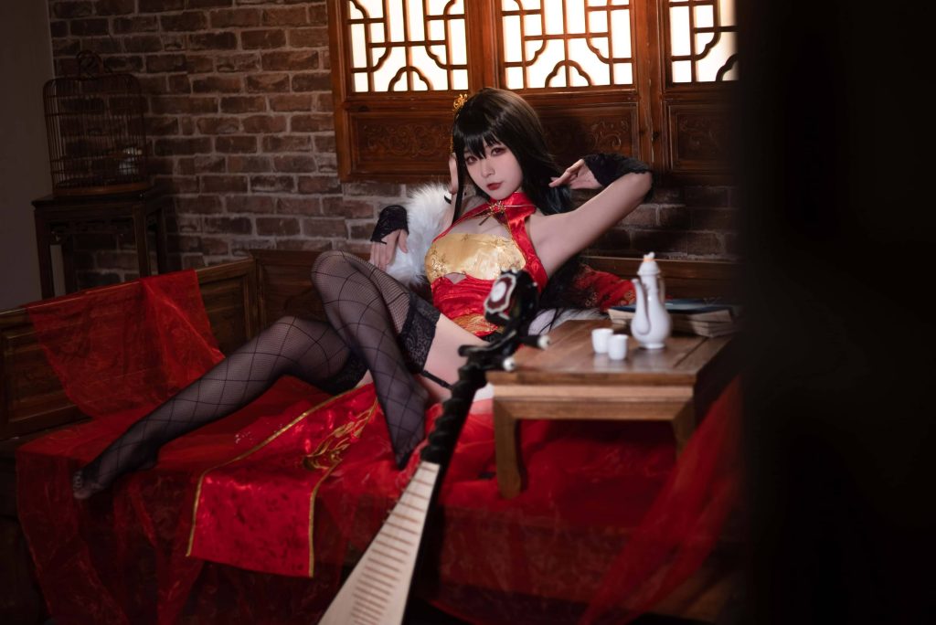 图片[1]-红金锁定的温柔危险：yuuhui玉汇演绎大凤旗袍的东方张力-cos图咖