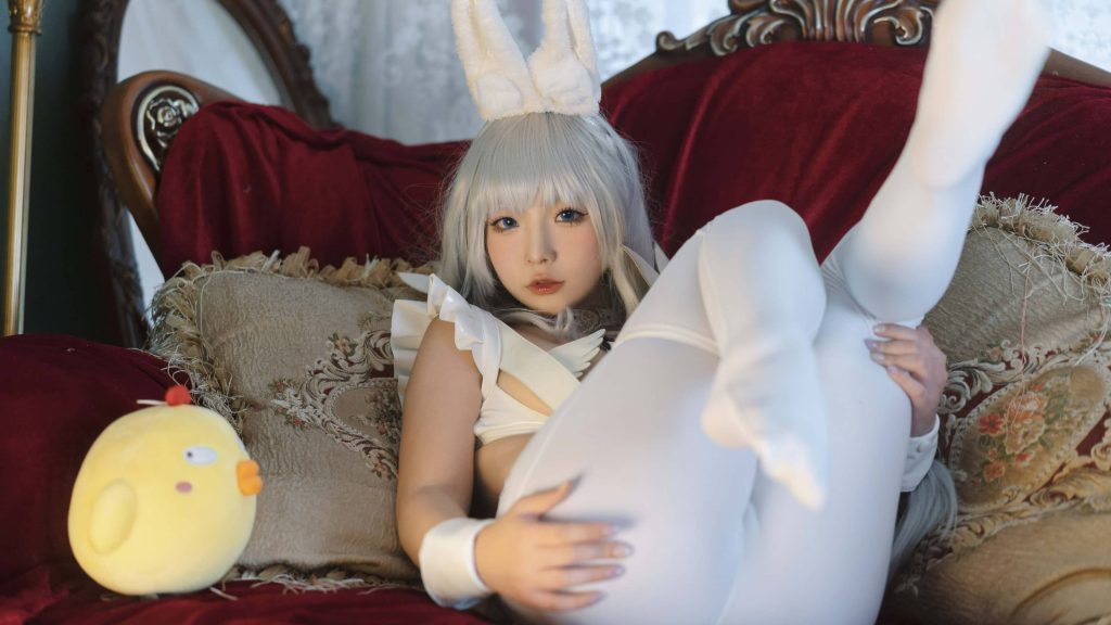 图片[1]-红绒暖光下的冷艳反差：yuuhui玉汇演绎兔子版恶毒-cos图咖