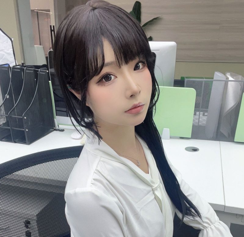 干练与亲和并行：yuuhui玉汇演绎秘书角色的职场魅力-cos图咖