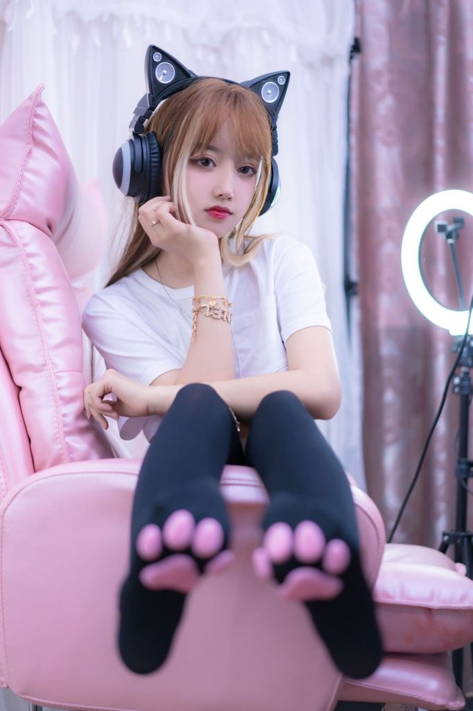 图片[1]-当电竞遇上猫系少女：过期米线线喵演绎宅系甜感与角色张力-cos图咖