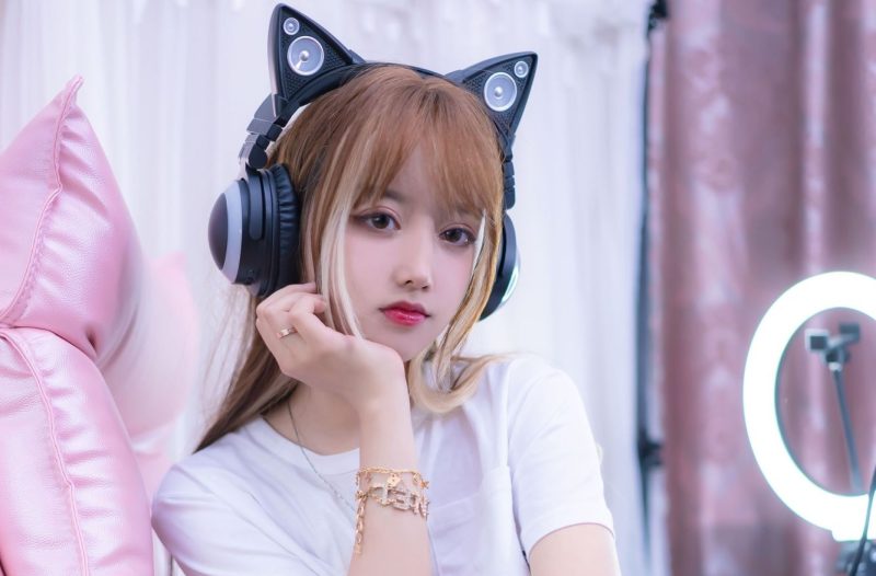 当电竞遇上猫系少女：过期米线线喵演绎宅系甜感与角色张力-cos图咖
