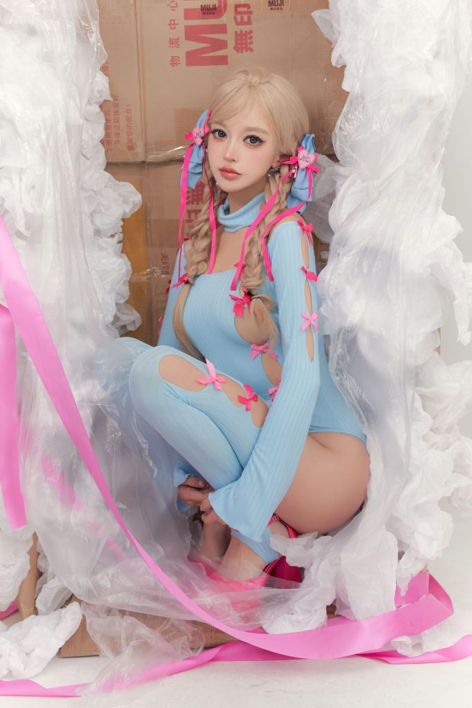 图片[1]-从收藏品到角色感：过期米线线喵演绎异世界玩偶的脆弱之美-cos图咖