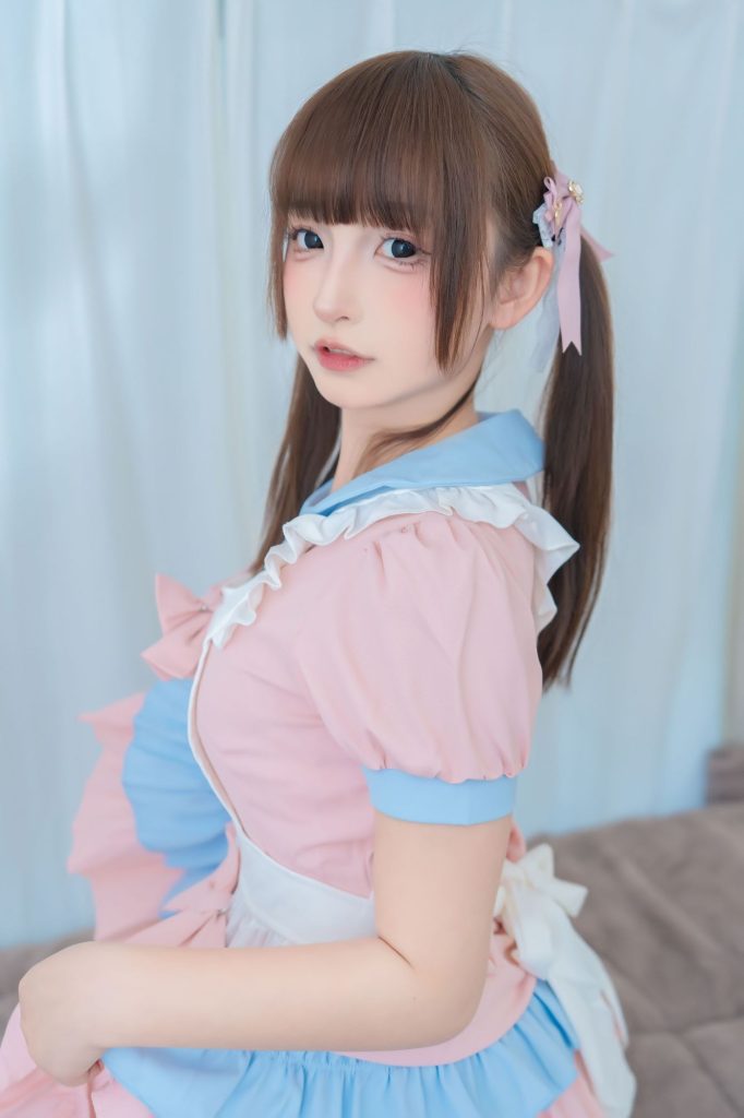 图片[3]-甜系女仆的俏皮魅力：神楽坂真冬黑白丝袜演绎少女感-cos图咖