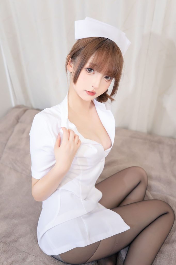 图片[4]-夜班护士的温柔守护：神楽坂真冬演绎丝袜值勤瞬间-cos图咖