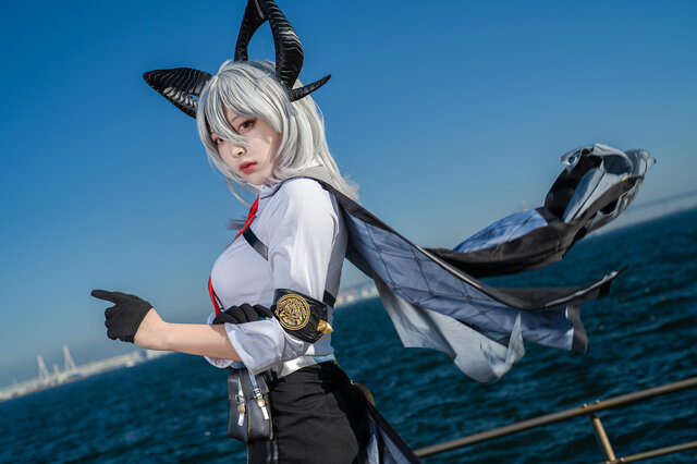 横滨海风中的鸣潮赞妮：Rura高还原度休闲装亮相ANIMEK-cos图咖