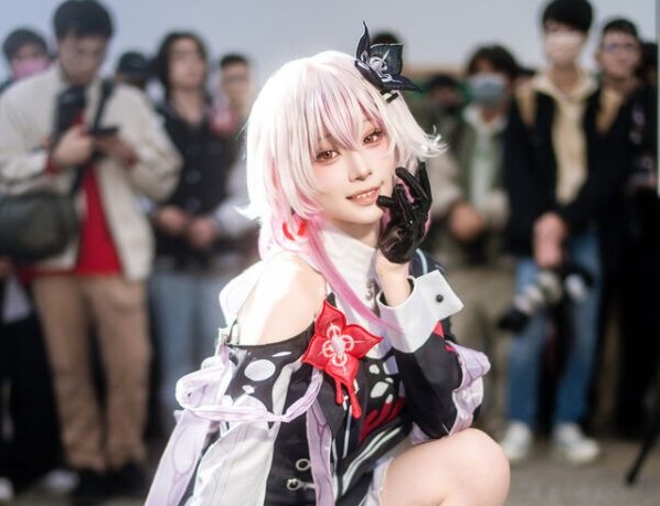 浅粉微光中的战场舞者：月海月音长夜月FF46惊艳瞬间-cos图咖