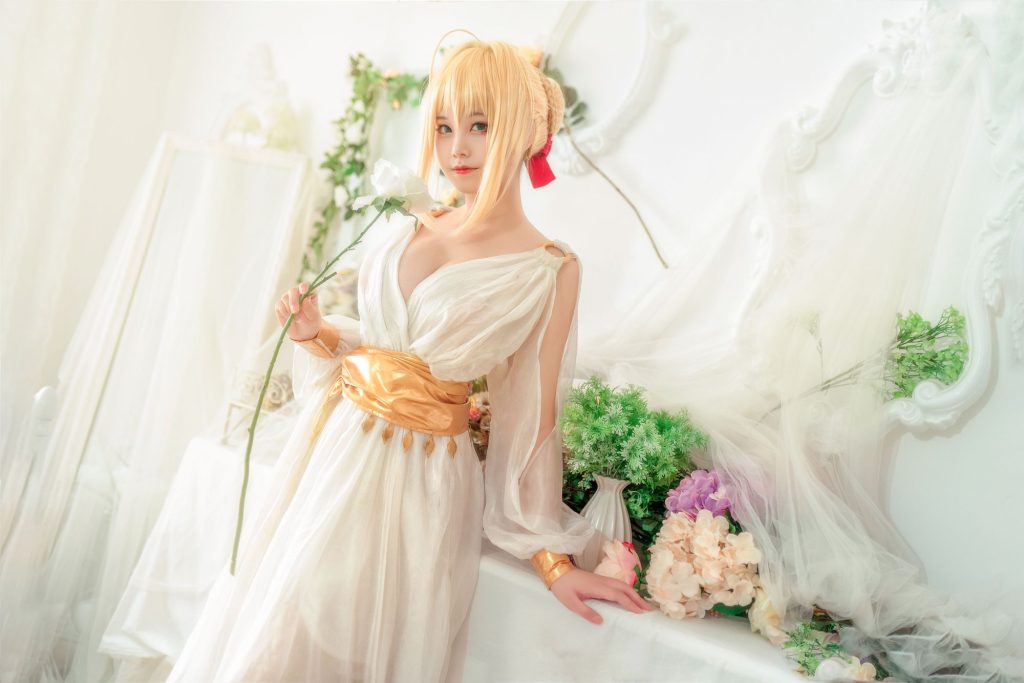 图片[1]-夜色中的温柔女王：蜜汁猫裘睡裙尼禄演绎梦幻守护-cos图咖