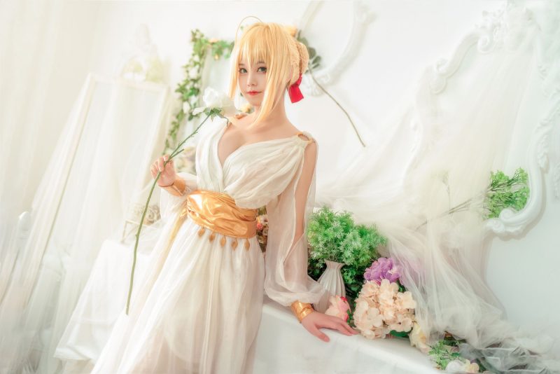 夜色中的温柔女王:蜜汁猫裘睡裙尼禄演绎梦幻守护-cos图咖