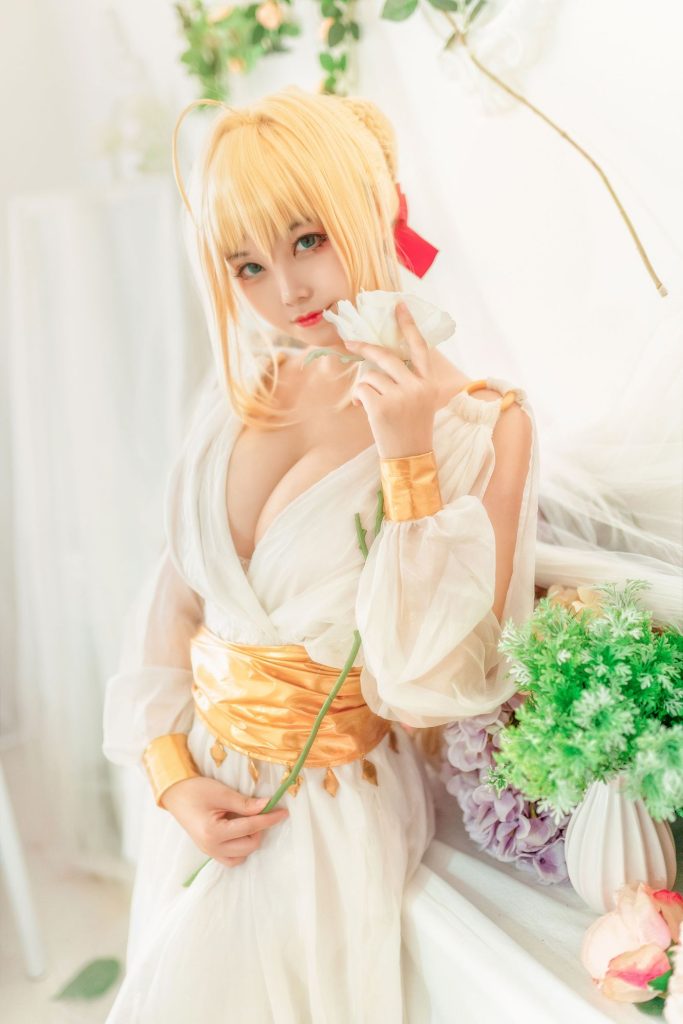 图片[3]-夜色中的温柔女王：蜜汁猫裘睡裙尼禄演绎梦幻守护-cos图咖