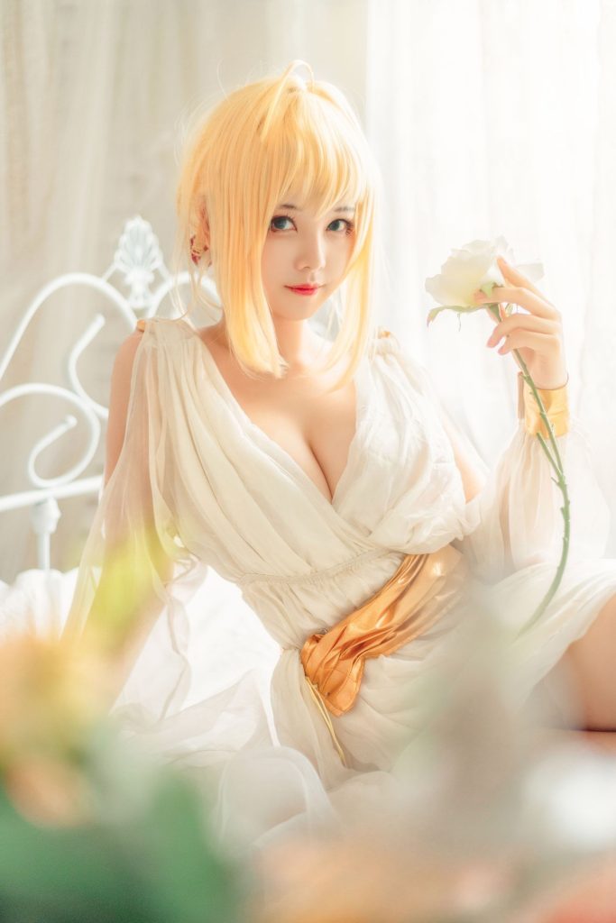 图片[4]-夜色中的温柔女王：蜜汁猫裘睡裙尼禄演绎梦幻守护-cos图咖