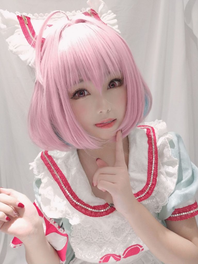 图片[1]-女仆舞台上的俏皮偶像：蜜汁猫裘梦见璃亚梦演绎甜美温婉-cos图咖