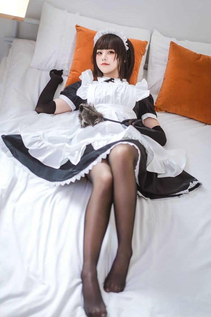 图片[3]-阳光民宿里的俏皮女仆：蜜汁猫裘演绎自然光下的温柔张力-cos图咖
