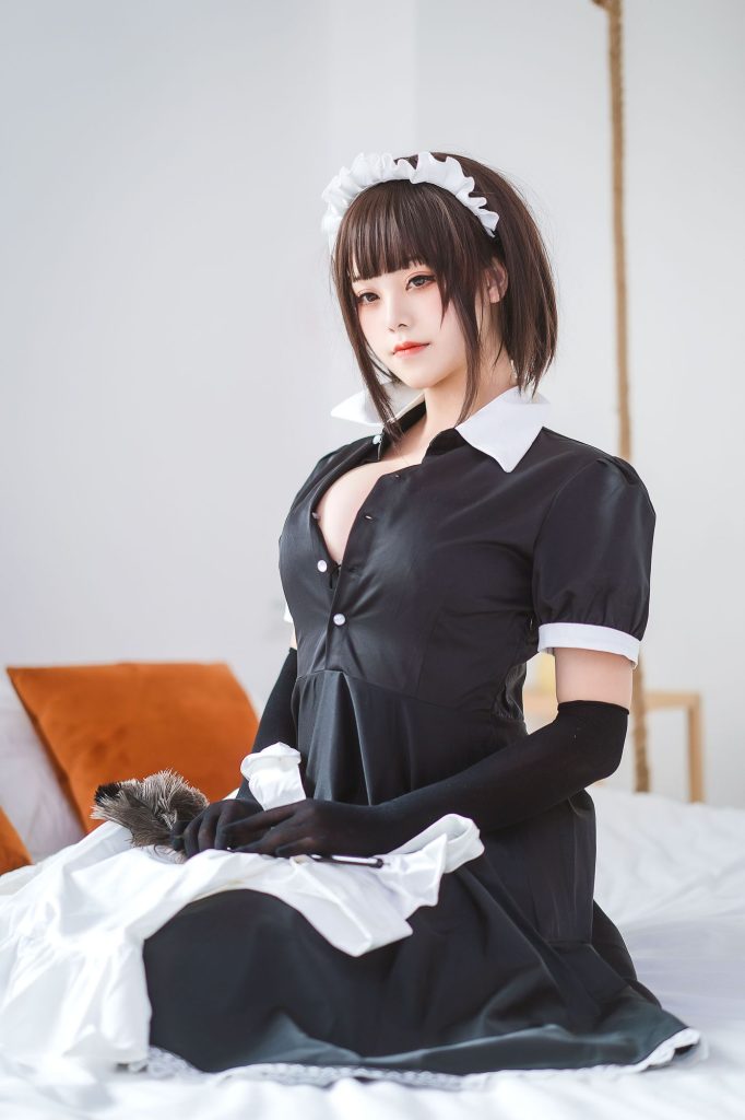 图片[4]-阳光民宿里的俏皮女仆：蜜汁猫裘演绎自然光下的温柔张力-cos图咖