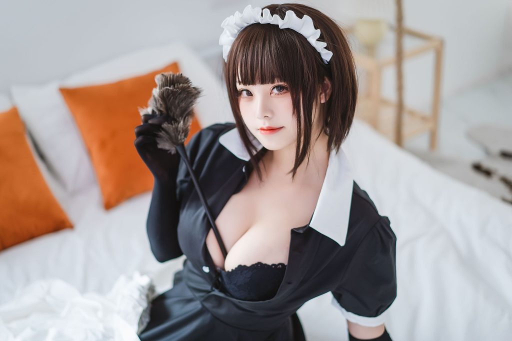 图片[1]-阳光民宿里的俏皮女仆：蜜汁猫裘演绎自然光下的温柔张力-cos图咖