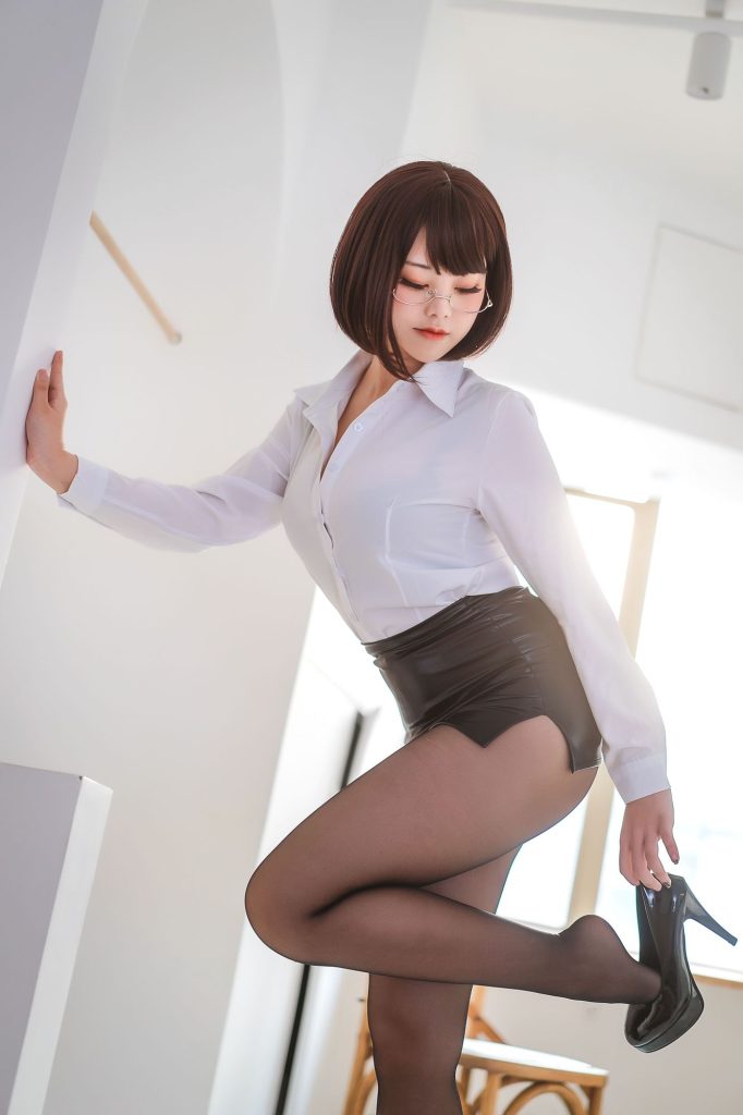 图片[3]-微醺职场俏佳人：蜜汁猫裘OL女郎的醉后魅力-cos图咖