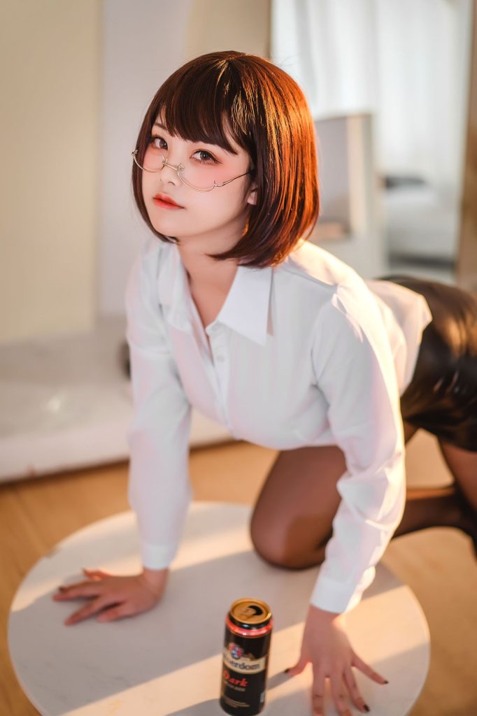 图片[2]-微醺职场俏佳人：蜜汁猫裘OL女郎的醉后魅力-cos图咖