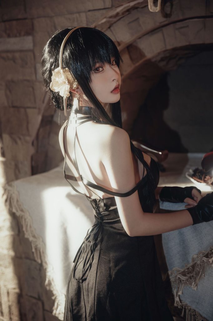 图片[2]-暖光下的未出鞘之刃：清水由乃约尔的优雅刺客美学-cos图咖