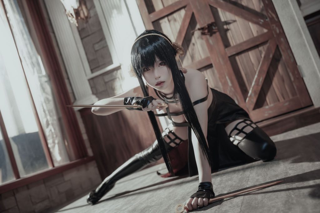 图片[1]-暖光下的未出鞘之刃：清水由乃约尔的优雅刺客美学-cos图咖