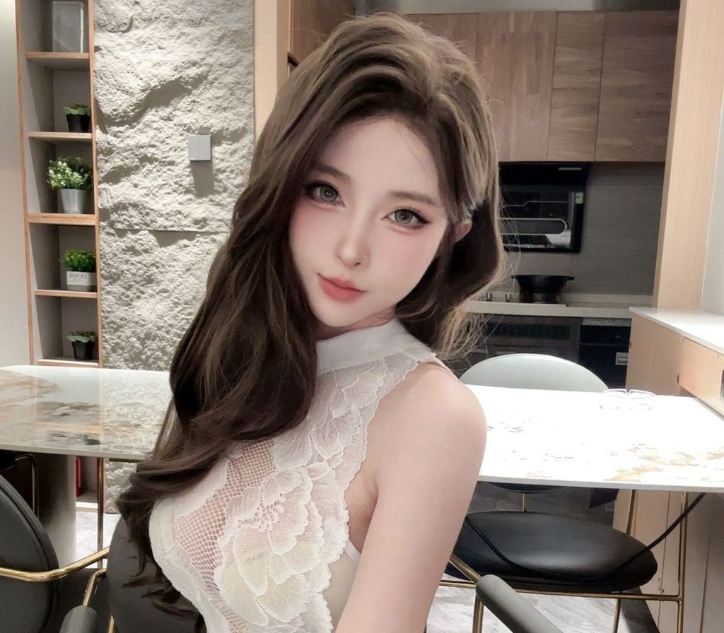 图片[1]-办公桌边的分寸感：清水由乃秘书招待室的冷艳秩序-cos图咖